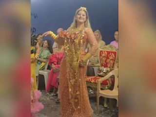 Kobra Murat kızına 'boyu kadar' altın taktı