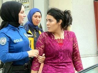 İstanbul'da çatıya çıkan kadının intihar edeceği sanıldı: Kaçak göçmen çıktı
