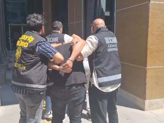 İzmir'de oto galeriye patlayıcı atanlar yakalandı