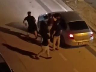 Bursa'da iki şahıs önünü kestikleri aracın sürücüsünü darbetti