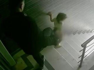 İstanbul'da çocuğunu tekme atıp merdivenlerden düşürdü: Baba hakkında karar
