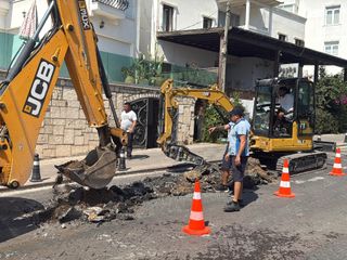 Muğla’da hat patladı: İşyeri ve depo sular altında kaldı