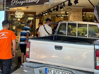 Manisa'da tansiyonu düşen sürücü mağazaya daldı