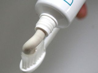 Bilim insanlarından yeni araştırma: Saçtan diş macunu üretimi