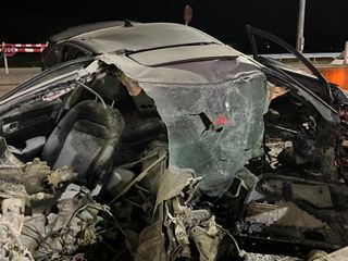 Kocaeli'de Kuzey Marmara Otoyolu'nda korkunç kaza: Otomobil bariyerlere saplandı