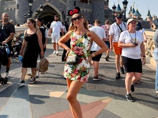 Şarkıcı Hadise, Disneyland’da! Çocuklar gibi eğlendiği kareleri yayınladı