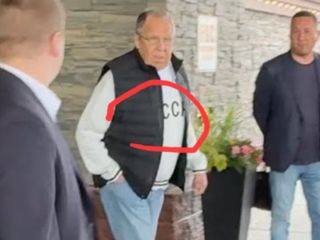 Rusya Dışişleri Bakanı Lavrov, Alaska'daki zirveye 'SSCB' yazılı tişörtle geldi