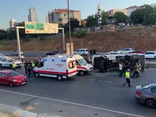 İstanbul Ümraniye TEM Otoyolu'nda servis aracı devrildi