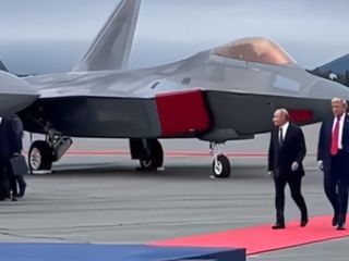 Vladimir Putin’in üzerinden bombardıman uçağının geçtiği anlar kamerada