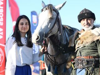 Baba-kızın nefes kesen atlı gösterisi: Boynuz kulağı geçti