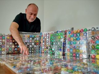 Oğluyla oynadığı gazoz kapaklarından dünya koleksiyonuna uzanan tutku