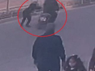 Bursa'da motosikletin çarptığı genç kadın yaralandı