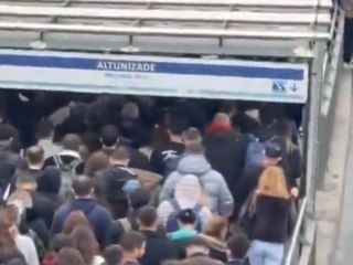 İstanbul'da haftanın son günü metrobüs duraklarında yoğunluk