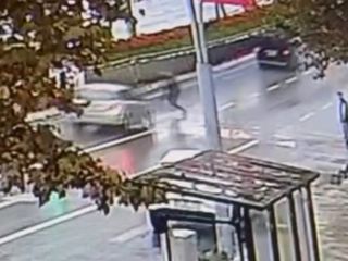 İstanbul'da yolun karşısına geçerken ölümden döndü