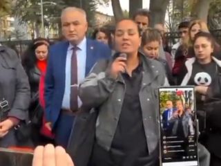 Ankara Valiliği'nin başıboş köpeklere ilişkin kararına tepki gösterip, eylem yaptılar