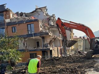 Ordu'da zemini kayan ve çatlayan 5 katlı bina yıkılıyor