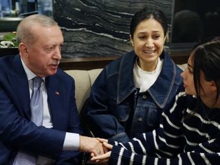 Cumhurbaşkanı Erdoğan, Ankara'da bir kafede vatandaşlarla görüştü, sohbet etti
