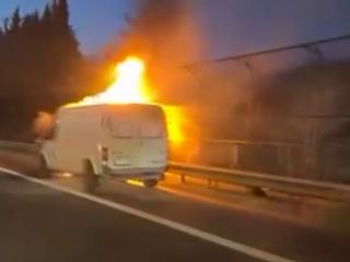 İstanbul'da seyir halindeki minibüs alev aldı