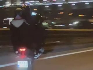 İzmir’de tek teker üzerinde ilerleyen motor sürücüsüne sürücüye 13 bin 420 lira ceza verildi