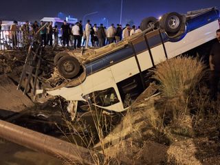 Mersin'de otomobille çarpışan minibüs sulama kanalına devrildi: 11 yaralı
