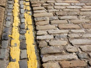 Aman teker bile değmesin! Yoldaki çift sarı çizgilerin anlamı buymuş...