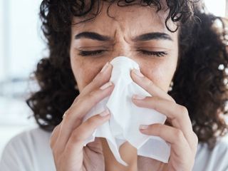 Su gibi akan burun akıntısının sebebi: Alerjik Rinit olabilir