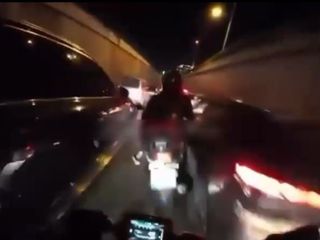 Bursa’da trafikte tehlikeli hareketler: Motosikletliler araçların arasında sıkıştı