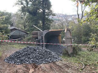 Beykoz'da mıcır yüklü kamyon devrildi: 1 yaralı