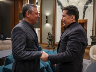 Özgür Özel, tahliye edilen Ahmet Özer ile buluştu