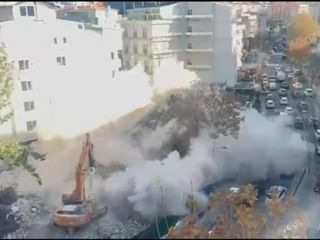 Ankara'da kontrollü yıkım esnasında bina araçların üzerine çöktü