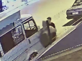 Antalya'da kaldırımda yürüyen kadını darbedip, kesici aletle yaraladı