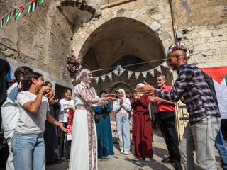 Gazze'de öğrenciler, lise bitirme sınavı sonuçlarını yıkıntılar arasında kutladı