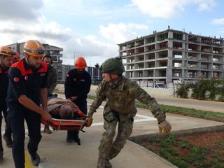 Antalya'da dağın zirvesinde fenalaşan adam tüm çabalara rağmen kurtarılamadı