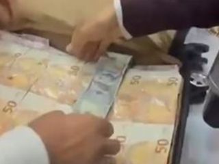 Mardin'de düğünde gelin ve damada paradan yelek giydirip, taç taktılar