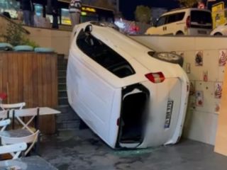 Beylikdüzü'nde el freni çekilmeyen araç, kafenin bahçesine düştü