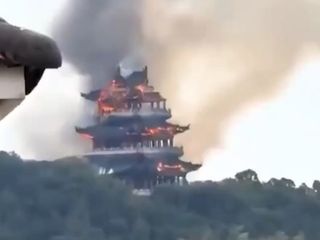 Çin'de 1500 yıllık tapınakta yangın çıktı