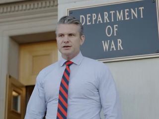 Pentagon'un kapısına 'Savaş Bakanlığı’ tabelaları asıldı