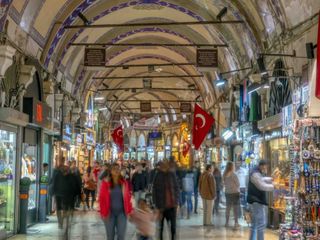 Cuma vaktinde alışveriş yapmak haram mıdır?