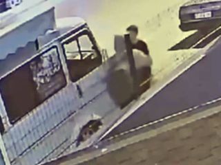 Antalya'da kaldırımda yürüyen turisti darbetti