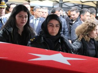 Şehit Hava Pilot binbaşı Nihat İlgen'in eşi, askeri montuyla veda etti