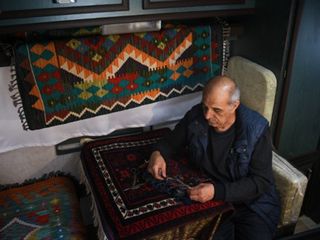 Sındırgı’daki depremler sonrası halı tamircisi karavana taşındı