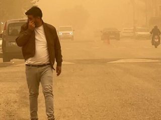 Toz bulutu Şanlıurfa'yı kızıla boyadı