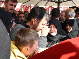 Şehit Emre Sayın son yolculuğuna uğurlandı: Babası tabutun başında gözyaşlarına boğuldu