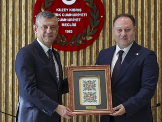 Özel ve CHP heyeti, KKTC Meclisi’ni ziyaret etti