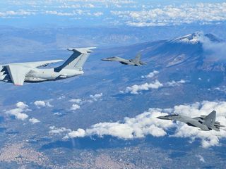 Hindistan'da askeri eğitim uçağı düştü