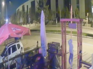 Bursa'da iş yeri sahibi dükkanına defalarca giren hırsızı sopayla kovaladı