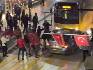 Aksaray'da alkollü sürücü dehşeti: Kaldırıma çıkıp 3 kişiyi yaralayıp, ters yola girip 5 araca çarptı
