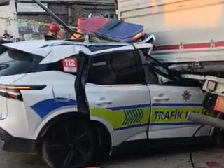 Manisa'da polis aracı tıra arkadan çarptı: 1 polis şehit oldu, 1 polis yaralandı