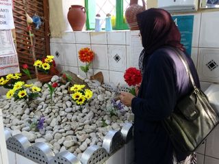 Isparta'da pide yemeye gelip, salondaki mezarlık başında dua ediyorlar