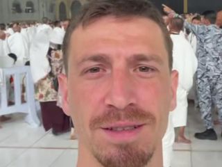 Mert Hakan Yandaş umreye gitti